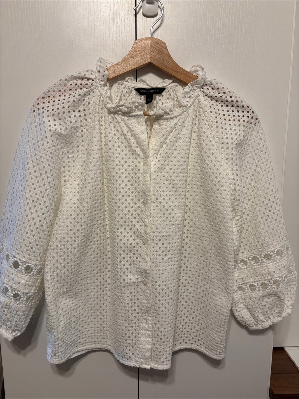 Banana Republic White Eyelet Ruffle Neck Blouse - XS